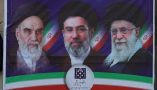 El 6 de abril de 2026, tuvo lugar una concentración en Teherán frente a un cartel que mostraba a Ruhollah Khomeini, el primer Líder Supremo de la República Islámica (1979-1989), Ali Khamenei (1989-2026) y Moqtaba Khamenei, nombrado a principios de marzo de 2026. AFP