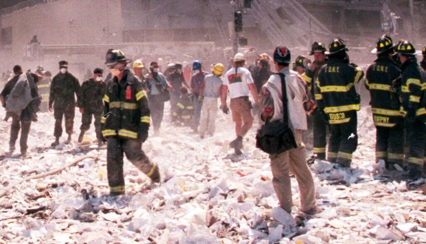 Bomberos y periodistas en la zona cero de Nueva York tras el ataque del 11 de septiembre de 2001. Anthony Correia/Shutterstock