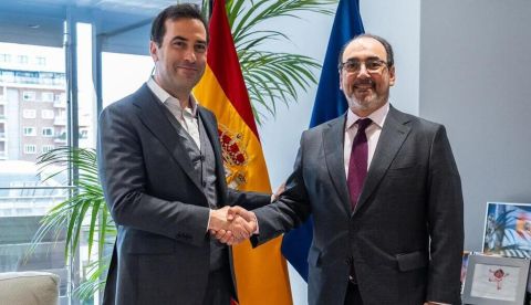 El vicepresidente primero y ministro de Economía, Comercio y Empresa, Carlos Cuerpo, y el presidente ejecutivo de CAF - Banco de Desarrollo de América Latina y el Caribe, Sergio Díaz-Granados. / © lamoncloa.gob.es. Ministerio de la Presidencia.