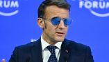 Le président Emmanuel Macron lors de la réunion annuelle du Forum économique mondial de Davos (Suisse), le 20 janvier 2026. Il y avait alors prononcé une expression en anglais devenue virale sur les réseaux sociaux : « For sure ! » Fabrice Coffrini/AFP