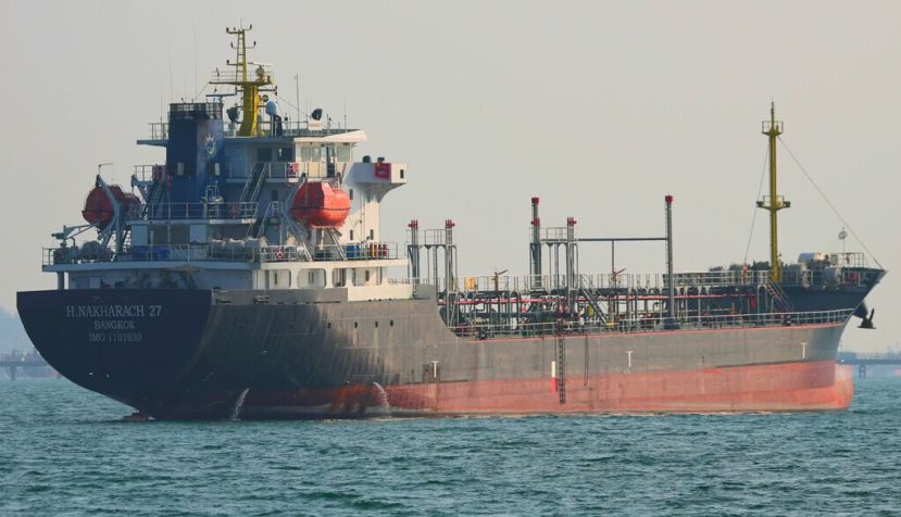 El bloqueo estadounidense del estrecho de Ormuz tiene como objetivo interrumpir las exportaciones de petróleo de Irán y castigar a cualquier barco que pague un peaje por transitar por la vía marítima. somkanae sawatdinak/Shutterstock