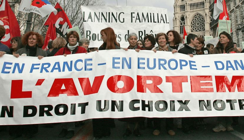 Cortège, le 15 janvier 2005, sur la Canebière à Marseille (Bouches-du-Rhône), dans le cadre de la manifestation nationale pour le trentième anniversaire de la loi Veil. Boris Horvat/AFP