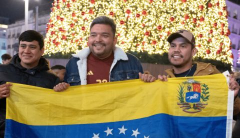 Ciudadanos venezolanos residentes en España celebran la captura de Nicolás Maduro el pasado 3 de enero en la Puerta del Sol (Madrid). OSCAR GONZALEZ FUENTES/Shutterstock