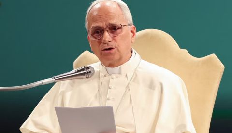  Un hombre vestido de blanco habla por un micrófono Marco Iacobucci Epp/Shutterstock