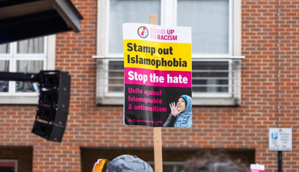 Pancarta de una manifestación contra la islamofobia. Pancarta de una manifestación contra la islamofobia en Londres el 16 de marzo de 2024. Tartezy/Shutterstock