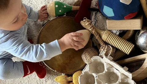 Un niño de once meses explora los objetos de una ‘cesta de los tesoros’. Gabriel Díaz Cobos.
