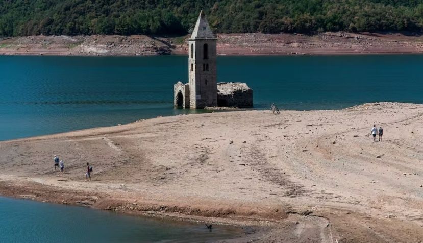 La iglesia del embalse de Sau, en Cataluña, emerge debido a la falta de precipitaciones. Lorena Sopena / Shutterstock