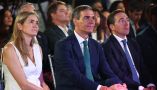 El presidente del Gobierno, Pedro Sánchez, junto a la vicepresidenta tercera, Sara Aagesen, y el ministro de Asuntos Exteriores, Unión Europea y Cooperación, José Manuel Albares, en la clausura del acto. | Pool Moncloa/Fernando Calvo. Teatro Real , Madrid - 22.6.2026