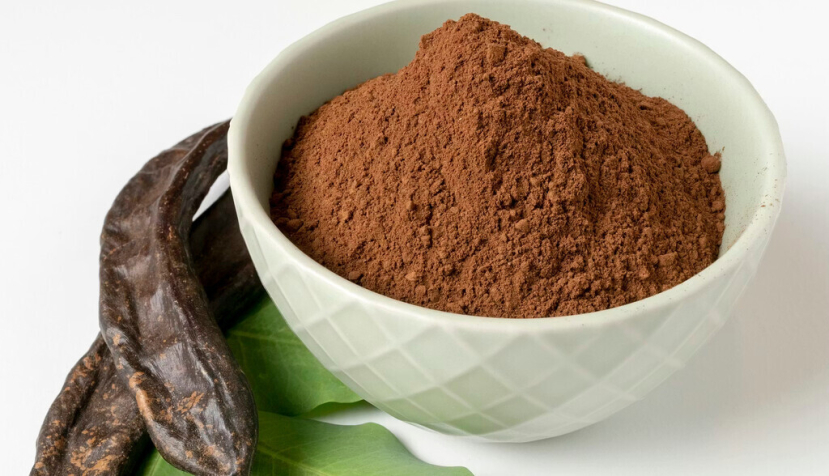 Vainas y harina de algarroba. Vainas y harina de algarroba. Olga Rincon Castellanos/Shutterstock