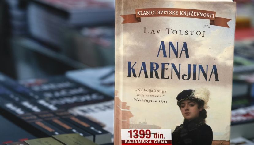 Portada de la novela en ruso Anna Karenina traducida al serbio. BalkansCat/Shutterstock