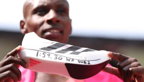 Sebastian Sawe, de Kenia, muestra una de sus zapatillas especiales tras ganar la prueba masculina del maratón de Londres. Ian Walton/AP