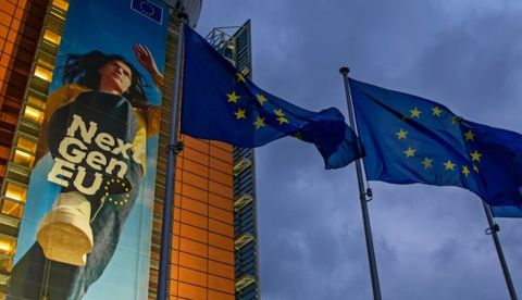Un cartel anuncia los fondos Next Generation de la UE en la sede de la Comisión Europea en Bruselas. Artem Avetisyan/Shutterstock