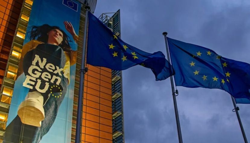 Un cartel anuncia los fondos Next Generation de la UE en la sede de la Comisión Europea en Bruselas. Artem Avetisyan/Shutterstock
