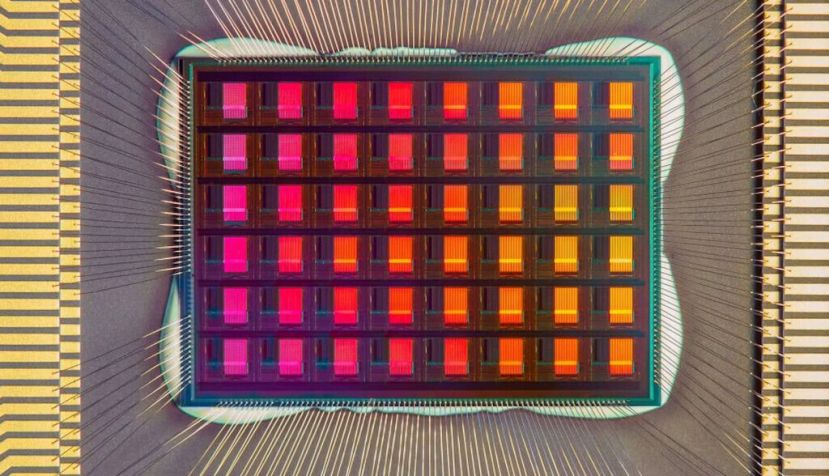 El chip NeuRRAM, un circuito neuromórfico diseñado en la Universidad de California en San Diego. CC BY-SA