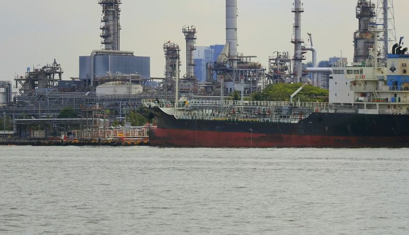  Un barco grande en el agua con chimeneas al fondo Irán ha cerrado el estrecho de Ormuz, una de las rutas de exportación de petróleo más importantes del mundo. Aomkanae sawatdinak/Shutterstock