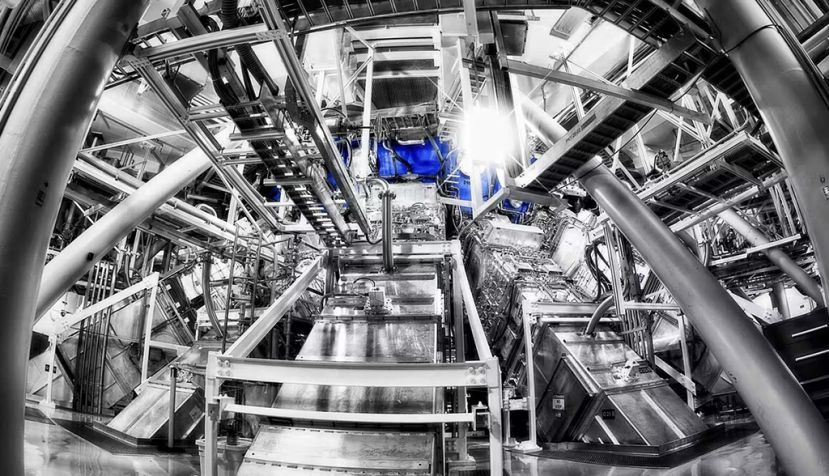 Líneas de luz entrando en la cámara (coloreada en azul) de la instalación National Ignition Facility (NIF) del Laboratorio Nacional Lawrence Livermore. LLNL-NIF / Damien Jemison