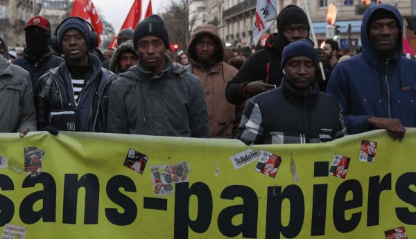 Des manifestants « sans-papiers » lors d’un rassemblement contre la loi française sur l’immigration, à Paris, le 5 janvier 2024. Emmanuel Dunand / AFP
