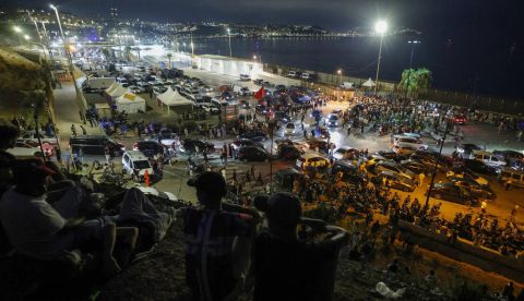 Migrantes acampados a las afueras del puerto de Ceuta, 31 de julio de 2026. Miles siguen atrapados en un limbo legal tras entrar en el enclave. Colinmthompson/Shutterstock