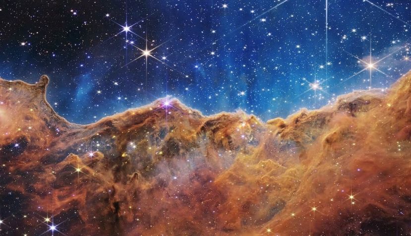 La nebulosa de emisión de Carina según una imagen del telescopio James Webb. Las jóvenes estrellas de la nebulosa han nacido de una nube molecular que los potentes vientos estelares dispersa. Nuestro Sol nació en un entorno similar, plagado de estrellas. NASA, ESA, CSA, STScI