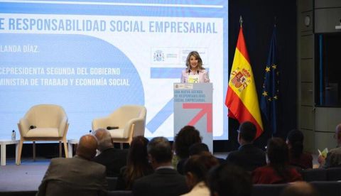 La vicepresidenta segunda y ministra de Trabajo y Economía Social, Yolanda Díaz, presenta el informe de la Comisión Internacional de personas expertas en Responsabilidad Social de las Empresas (RSE), en la sede del Ministerio. / © lamoncloa.gob.es. Ministerio de la Presidencia.
