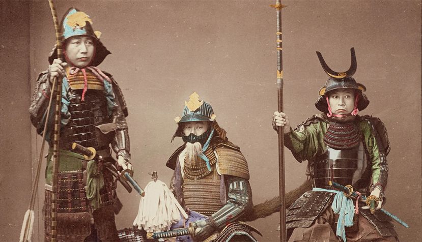 Fotografía de tres samuráis con diversas armas. Wikimedia Commons / Kusakabe Kimbei