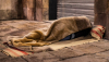 Una persona duerme en una calle de Barcelona. Shutterstock / Lestertair