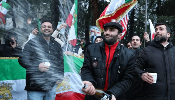 S’il est très compliqué, et très risqué pour les personnes concernées, de participer à des scènes de liesse en Iran à l’annonce de la mort d’Ali Khamenei, les rassemblements festifs de membres de la diaspora se sont en revanche multipliés dans le monde entier pour célébrer cette nouvelle (ici à Tbilissi, Géorgie, des soutiens de Reza Pahlavi, devant l’ambassade iranienne). Giorgi Arjevanidze/AFP