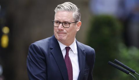 Starmer pronunció un discurso entre lágrimas ante los medios de comunicación reunidos en Downing Street. EPA/TOLGA AKMEN
