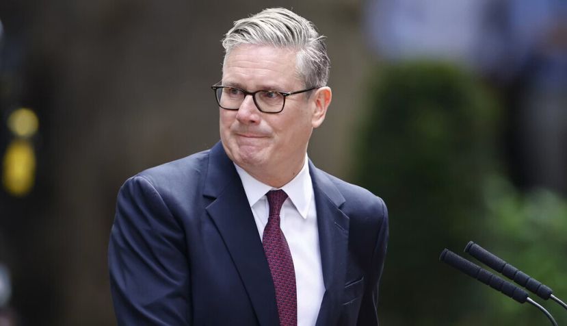 Starmer pronunció un discurso entre lágrimas ante los medios de comunicación reunidos en Downing Street. EPA/TOLGA AKMEN