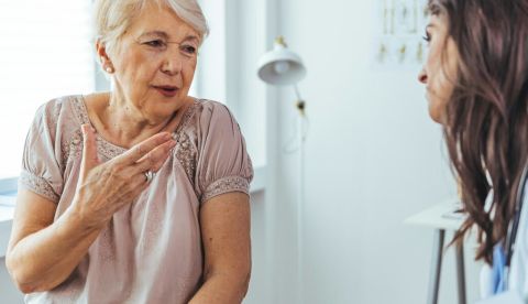 Una mujer mayor en la consulta de una doctora Dragana Gordic/Shutterstock