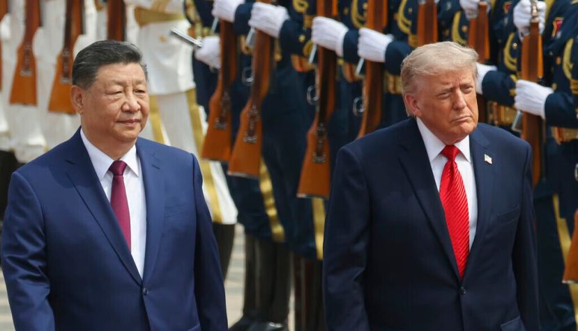 El presidente chino, Xi Jinping, y el presidente estadounidense, Donald Trump, inspeccionan una guardia de honor al inicio de la visita del presidente estadounidense a China, en mayo de 2026. EPA/Maxim Shemetov/pool