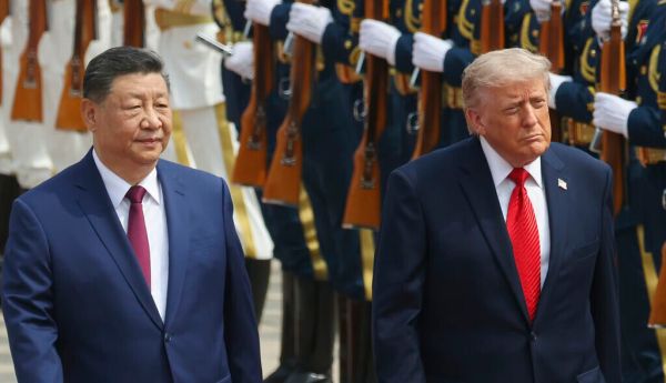 El presidente chino, Xi Jinping, y el presidente estadounidense, Donald Trump, inspeccionan una guardia de honor al inicio de la visita del presidente estadounidense a China, en mayo de 2026. EPA/Maxim Shemetov/pool