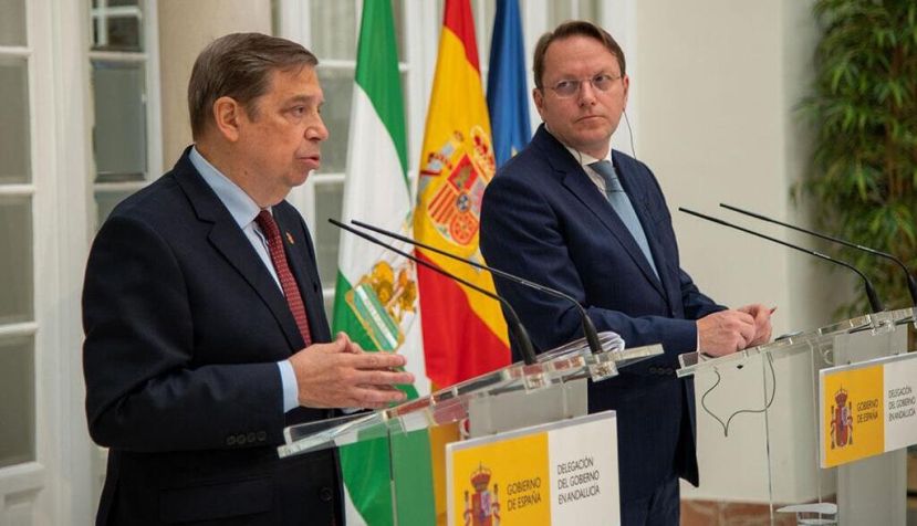 El ministro de Agricultura, Pesca y Alimentación, Luis Planas, participa en un acto en Sevilla junto al comisario europeo de Salud y Bienestar Animal, Olivér Várhelyi. / © lamoncloa.gob.es. Ministerio de la Presidencia.