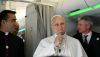 El papa León XIV habla con periodistas a bordo de su vuelo con destino a Argel el 13 de abril de 2026. Alberto Pizzoli/Pool Photo vía AP