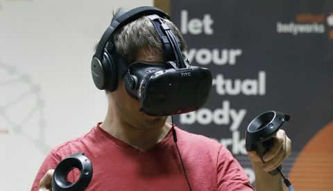 Un voluntario prueba el sistema de realidad virtual que hay ha presentado el Instituto de Investigación del Hospital Clinic de Barcelona, junto a un estudio que explica que someter a los autores de un delito de violencia machista, mediante la realidad virtual, al mismo miedo que ellos provocan a sus víctimas, puede ayudar a su rehabilitación, ya que los maltratadores