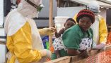 Un trabajador sanitario examina a un niño en busca de ébola durante un brote de 2019 en la República Democrática del Congo. Vincent Tremeau/UNICEF