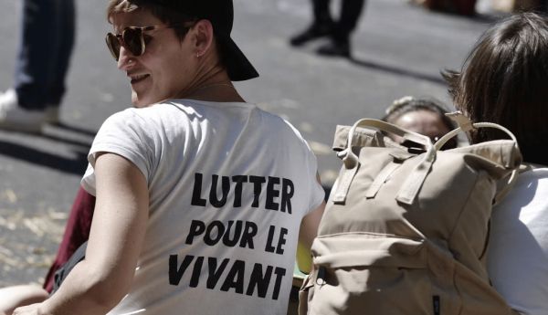 Des membres du groupe d’action contre le changement climatique Extinction Rebellion, le 16 avril 2022. Julien de Rosa/AFP