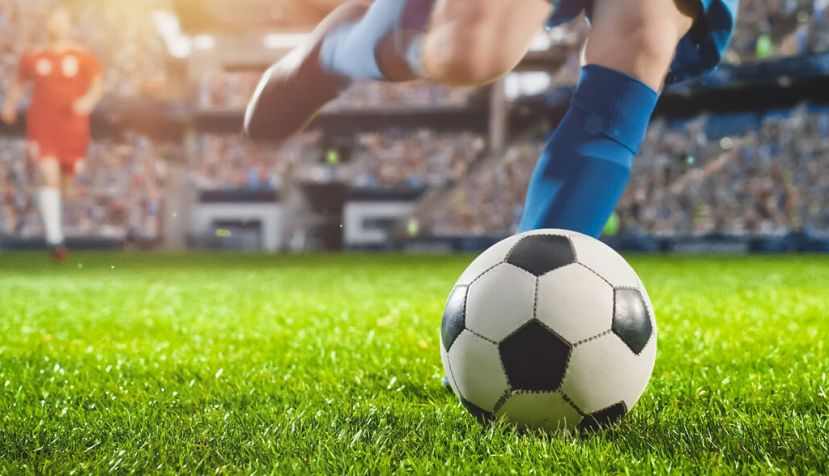 Vista de las piernas de un jugador de fútbol a punto de golpear una pelota Gorodenkoff/Shutterstock