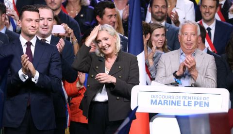 Marine Le Pen (centro), Jordan Bardella (izquierda) y funcionarios electos en el acto de regreso a clases de la Agrupación Nacional en Hénin-Beaumont (Paso de Calais), en la circunscripción del candidato presidencial de la Agrupación Nacional, el 13 de septiembre de 2026. Thomas Samson/AFP