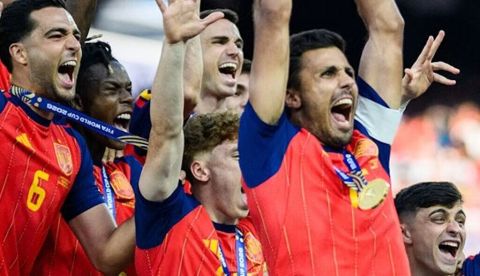 Rodri levanta la Copa del Mundial de Fútbol tras derrotar a Argentina en la final. The White House