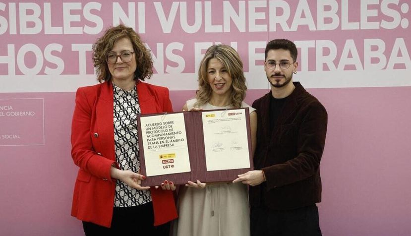 La secretaria de Mujeres, Igualdad y Condiciones de Trabajo de CCOO, Carolina Leal, la vicepresidenta segunda y ministra de Trabajo y Economía Social, Yolanda Díaz, y el responsable de Acción LGTBI de UGT, José Juan Álvarez, muestran el protocolo. / © lamoncloa.gob.es. Ministerio de la Presidencia.