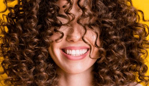 El arte (y la química) de un buen rizo: así funcionan los enlaces de hidrógeno del cabello