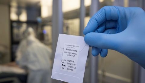 Una enfermera de una unidad de cuidados intensivos (UCI), muestra una dosis de hidroxicloroquina. EFE/Marcial Guillén