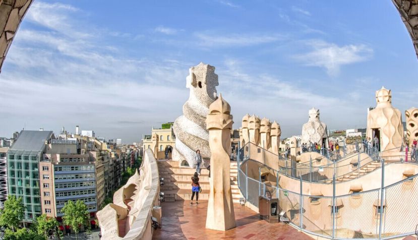 Vista de la azotea de La Pedrera (Casa Milá). Jaroslav Moravcik/Shutterstock