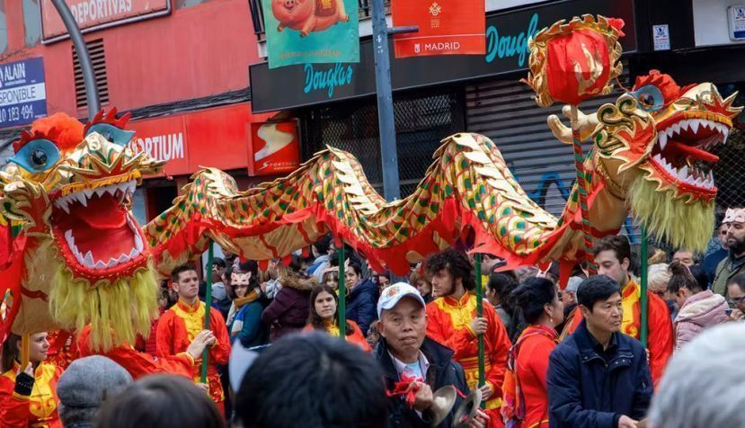 2019年在Usera街区(马德里)庆祝中国新年节庆。 Shutterstock / JMVAZQUEZ