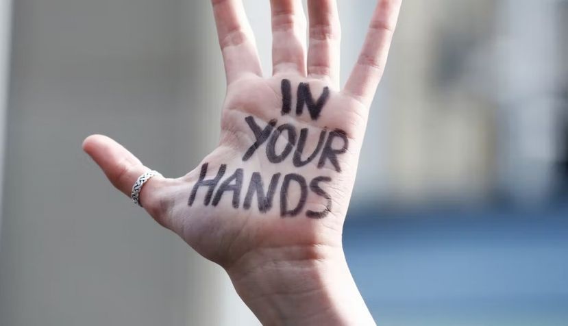 Mano pintada de una estudiante durante una manifestación en Bruselas en febrero de 2019 en protesta contra las políticas climáticas del gobierno belga. Shutterstock / Alexandros Michailidis