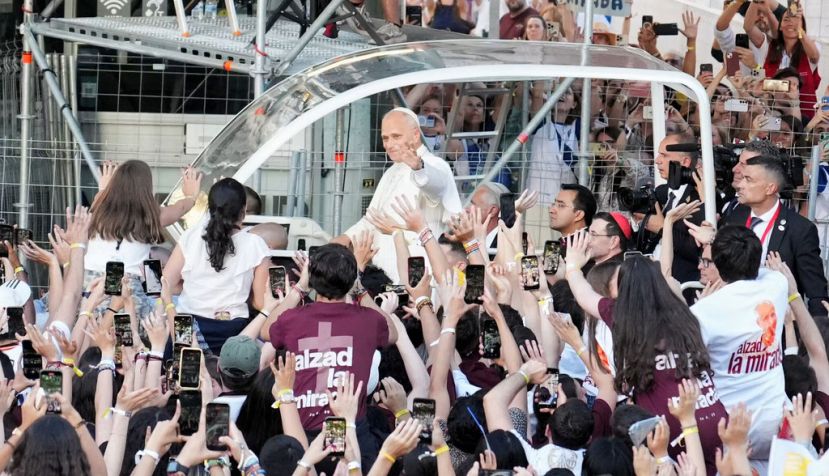 El papa saluda desde el papamovil durante su visita a Madrid. Marcos Nogales, Author provided (no reuse)