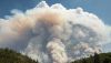 Una gran nube sobre el humo y un bosque, con cielo azul alrededor En 2018 se formó una gran nube de pirocúmulo sobre un incendio forestal cerca de Redding, California. Josh Edelson/AFP vía Getty Images