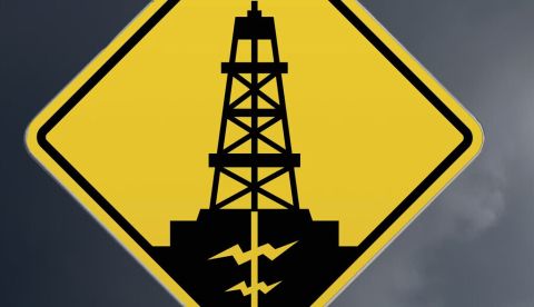  Señal con el símbolo de una torre extrayendo gas BreizhAtao/Shutterstock