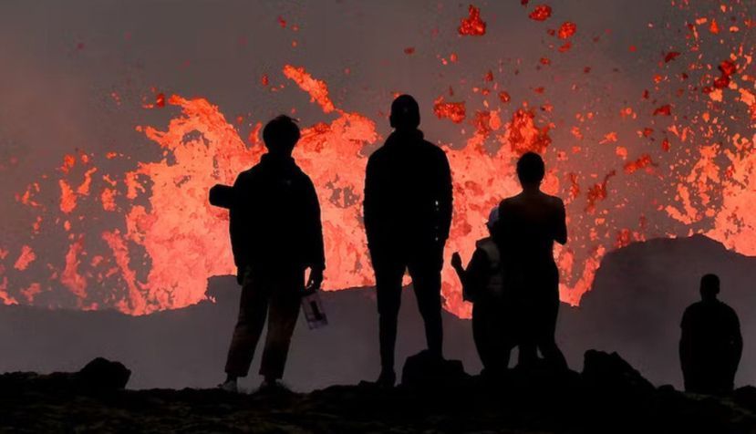 Erupción volcánica en Litli Hrutur, en la península de Reykjanes, a unos 30 km al sur de la capital, Reikiavik (Islandia), en julio de 2023. EPA-EFE/Anton Brink